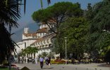 Kurpromenade in Meran mit dem Jugendstil Kurhaus im Hintergrund.