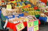 Marktstand bei einem Wochenmarkt in Meran.