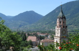 Blick über die Kurstadt Meran mit dem Kirchturm der Stadtpfarrkirche von Meran.