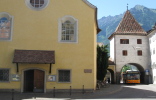 Das Vinschgauer Tor ist eines der Stadttore der Altstadt von Meran.