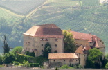 Schloss Schenna oberhalb von Meran in Südtirol.