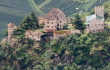 Schloss Juval zwischen Naturns und Tschars vom Meraner Höhenweg aus gesehen. (Foto: R. Jakubowski)