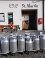 Milchkannen bei der Talstation der Seilbahn nach St. Martin im Kofel. (Foto: Reinhard Jakubowski)